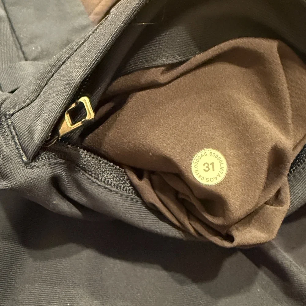 Lululemon ABC Classic Fit Navy Golf Shorts 9’ - Picture 5 of 6